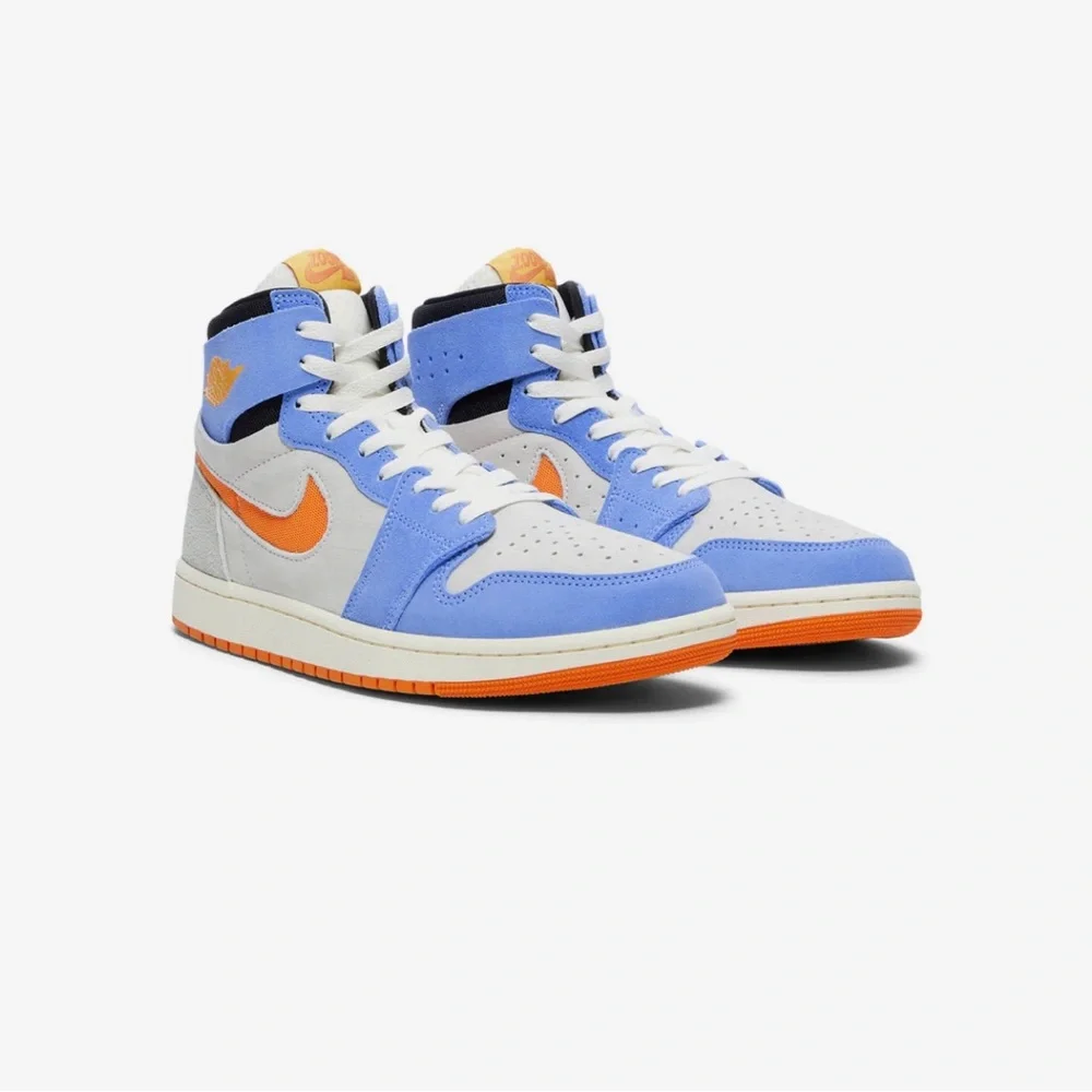 Nike Blue and White Sneakers with Classic Design - Picture 4 of 7